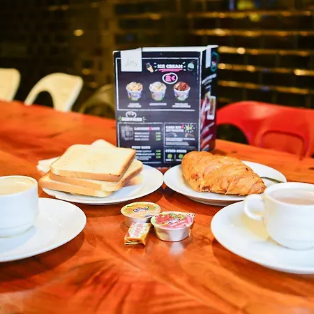 Arty Porte De Versailles By River Vandrerhjem *