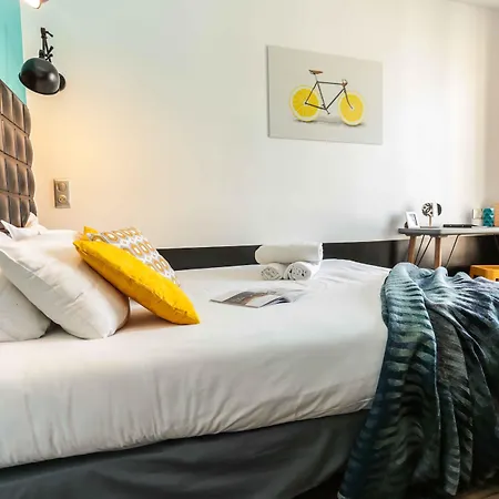 Vandrerhjem Arty Porte De Versailles By River *