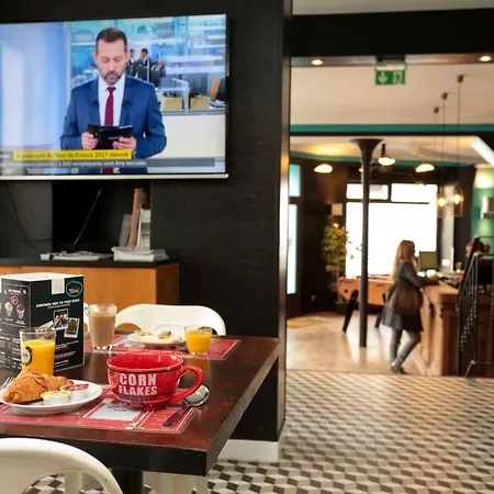 Vandrerhjem Arty Porte De Versailles By River