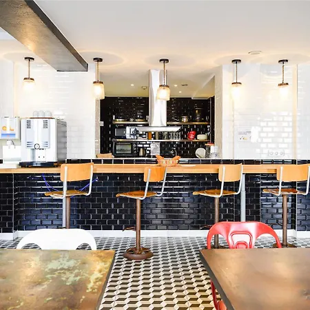 Arty Porte De Versailles By River Hostel
