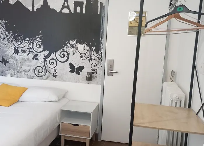 Arty Porte De Versailles By River Hostel