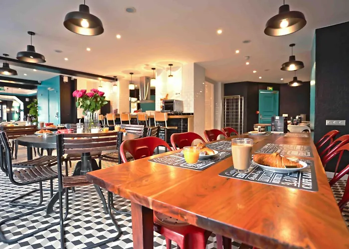 Arty Porte De Versailles By River Paryż