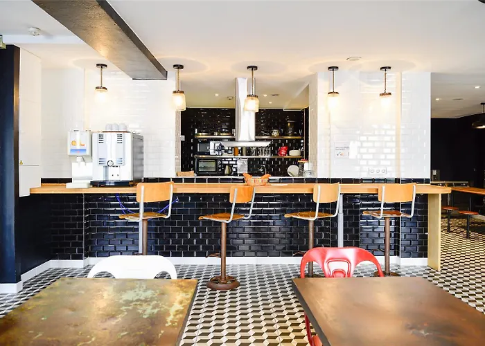 Arty Porte De Versailles By River Hostel