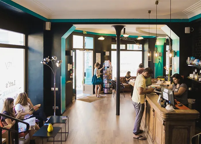 Arty Porte De Versailles By River Hostel *